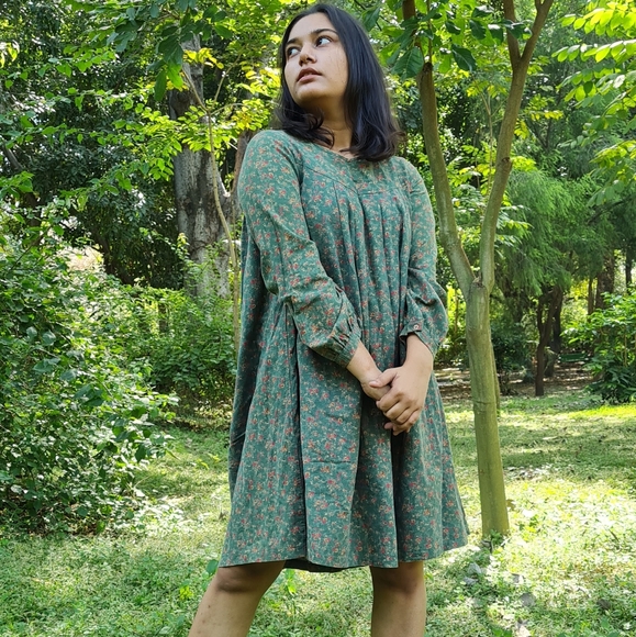 Loose fit dress in ivy green 💐 print. - Picture 2 of 5
